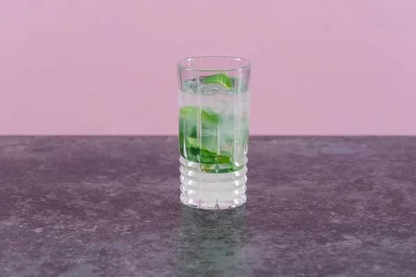Klassischer Mojito Cocktail Mit Limetten Und Minzblättern — Stockfoto
