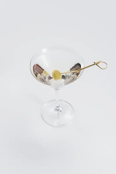 Klasyczny Koktajl Martini Oliwką Wewnątrz Szkła — Zdjęcie stockowe
