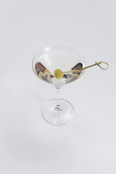 Clásico Cóctel Martini Con Aceituna Interior Vidrio — Foto de Stock