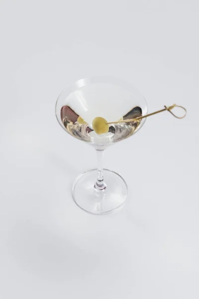 Clásico Cóctel Martini Con Aceituna Interior Vidrio — Foto de Stock