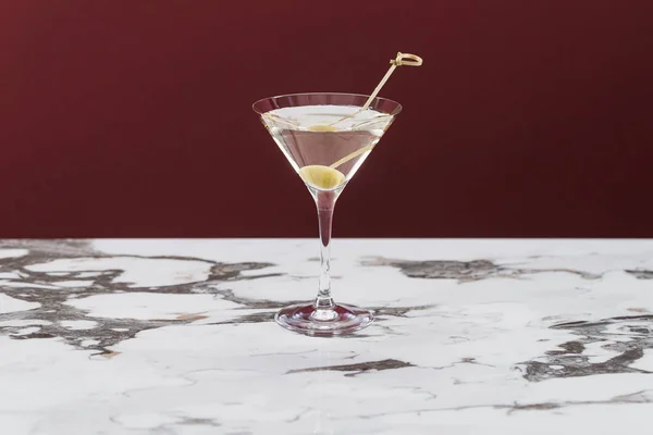 グラスの中にオリーブが入ったクラシックなマティーニカクテル — ストック写真