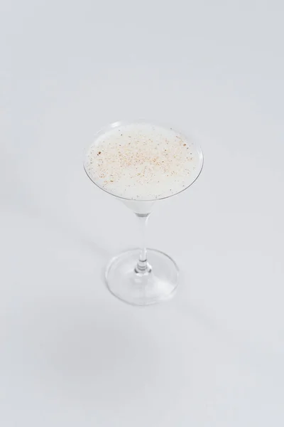 Cóctel Color Blanco Con Chocolate Polvo Parte Superior Vaso Martini — Foto de Stock