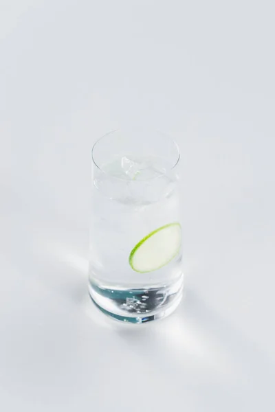 Vodka Nebo Gin Tonic Ledem Limetkou Skle — Stock fotografie