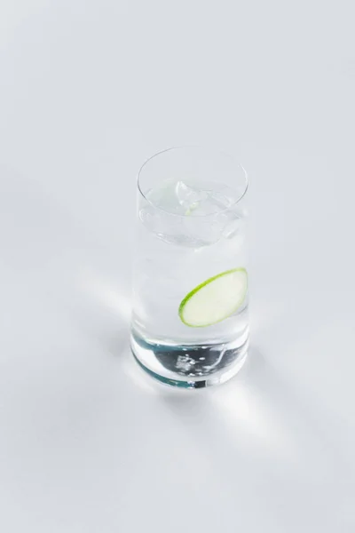 Vodka Gin Tonic Con Fetta Ghiaccio Lime Vetro — Foto Stock