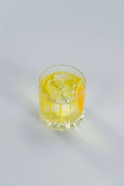 Bebida Alcohólica Color Amarillo Con Hielo Rodajas Limón — Foto de Stock