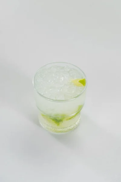 ライムスライスと氷の部分とジンとトニックカクテルのガラス — ストック写真
