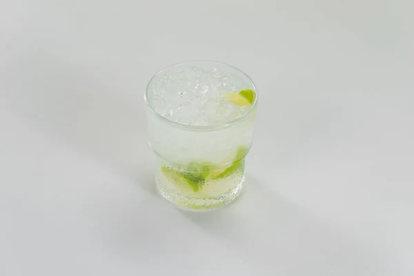 Copa Cóctel Gin Tonic Con Rodajas Lima Trozos Hielo — Foto de Stock