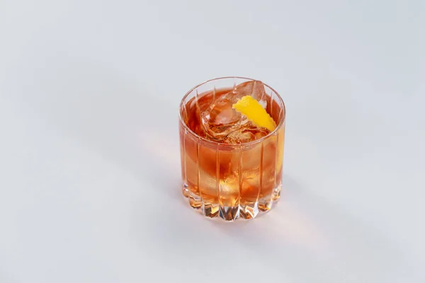 Köstliche Orange Farbe Cocktail Mit Eis Und Zitronenscheiben — Stockfoto