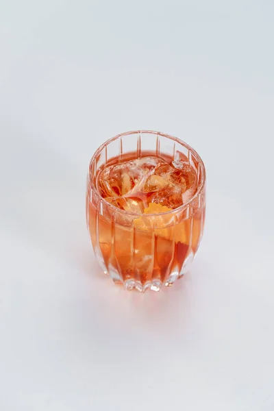 Delicioso Cocktail Cor Laranja Com Gelo Fatias Limão — Fotografia de Stock