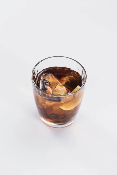 Klasický Alkoholický Nápoj Brandy Ledem Citrónem — Stock fotografie