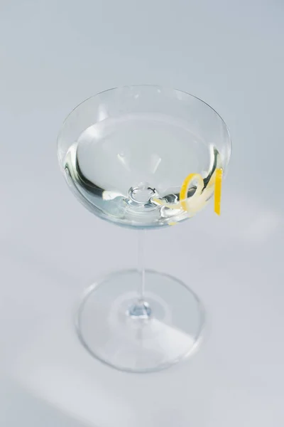 Διαυγές Αλκοολούχο Ποτό Ποτήρι Κρασιού Φλούδα Λεμονιού Διακόσμηση — Φωτογραφία Αρχείου