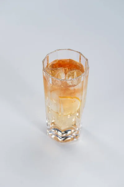 Bebida Alcoólica Clássica Conhaque Com Gelo Fatia Limão — Fotografia de Stock