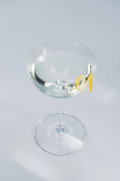 Klares Alkoholgetränk Weinglas Mit Zitronenschalendekoration — Stockfoto
