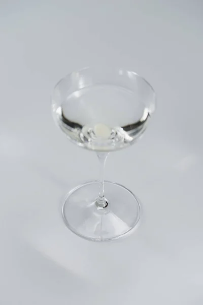 Copa Vino Con Alcohol Transparente Sobre Fondo Blanco — Foto de Stock