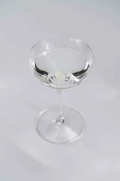 Copa Vino Con Alcohol Transparente Sobre Fondo Blanco — Foto de Stock