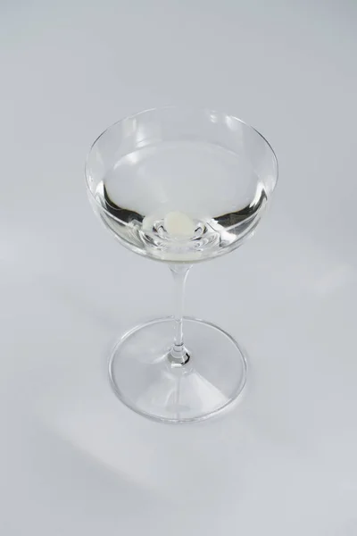 Weinglas Mit Transparentem Alkohol Auf Weißem Hintergrund — Stockfoto