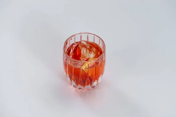 Склянка Алкогольного Коктейлю Льодом Лимонним Шматочком Білому Тлі — стокове фото