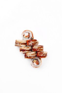 Üst manzara, nefis maki börekleri ve ton balığı.