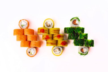 Somon, ton balığı ve havyarlı renkli maki suşi ruloları. Lezzetli deniz ürünleri.
