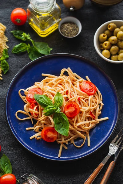 Massa Espaguete Com Folhas Tomates Prato Azul — Fotografia de Stock