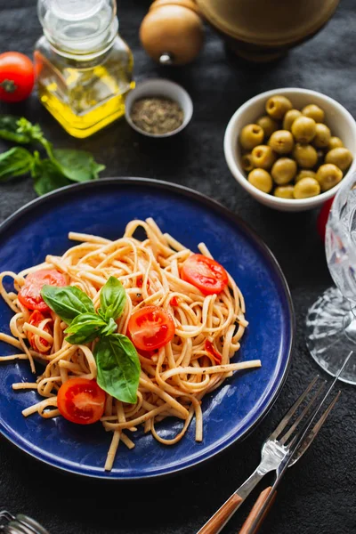 Massa Espaguete Com Folhas Tomates Prato Azul — Fotografia de Stock