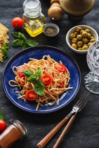 Massa Espaguete Com Folhas Tomates Prato Azul — Fotografia de Stock