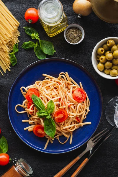 Massa Espaguete Com Folhas Tomates Prato Azul — Fotografia de Stock