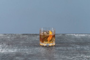 Kumsalda bir bardak viski.