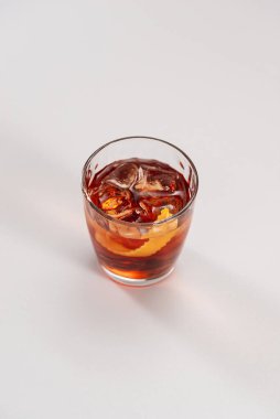 Beyaz arkaplanda buz küpleri olan cam.