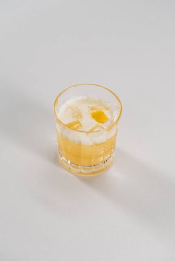 Masada bir bardak portakal suyu var.