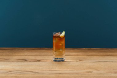 Limonlu ve buzlu viski.