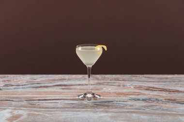 limon dilimli beyaz şarap. 