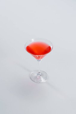 Bir bardak yakın kırmızı şarap 