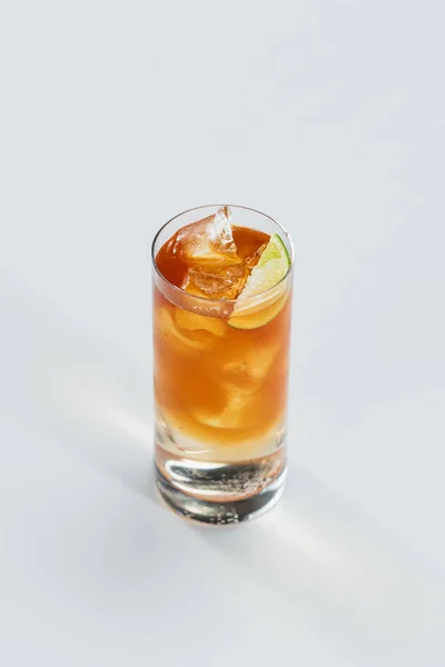 Whisky Limonką Kostkami Lodu — Zdjęcie stockowe