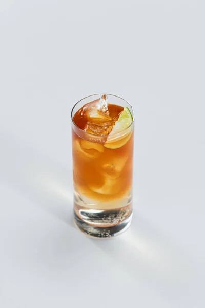 Whisky Limonką Kostkami Lodu — Zdjęcie stockowe