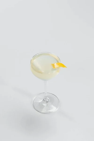Sklenka Šampaňského Plátkem Citronu — Stock fotografie