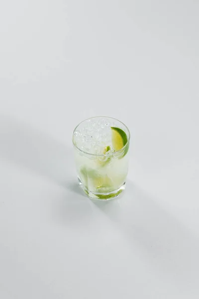 Vidro Água Com Limão Cubos Gelo — Fotografia de Stock