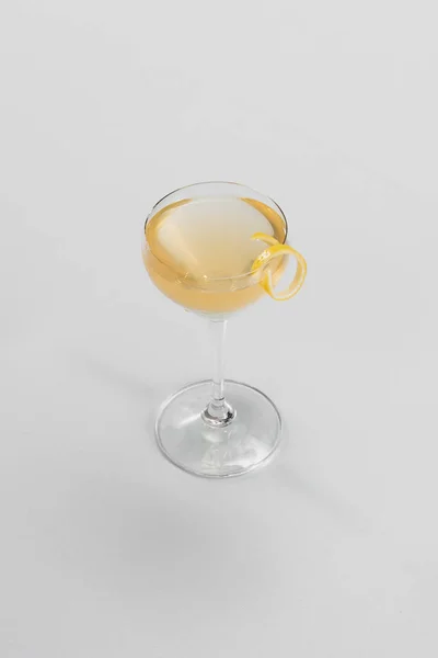 Glas Mit Champagner Und Zitronenscheibe — Stockfoto