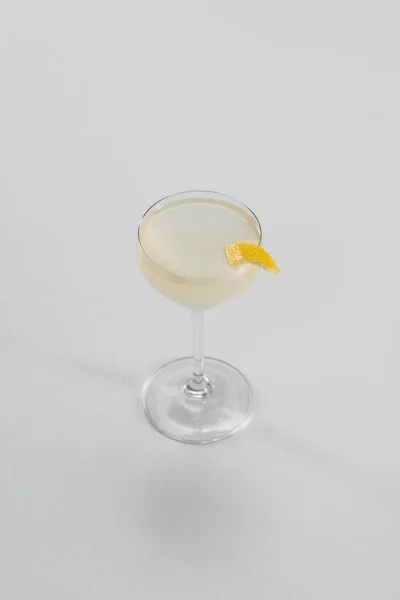 Anggur Putih Dalam Gelas Dengan Irisan Lemon — Stok Foto
