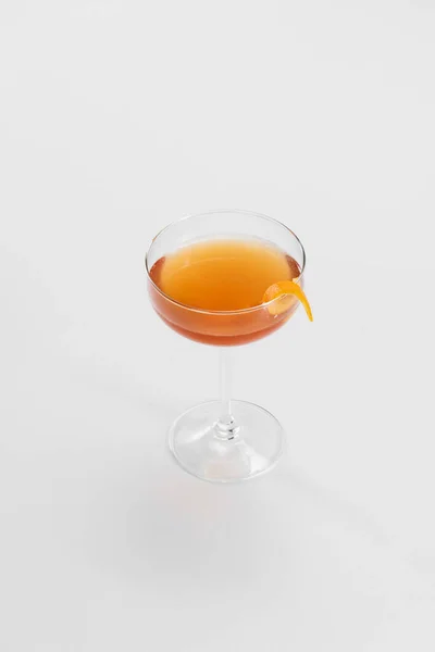 オレンジのスライスをしたワインのグラス — ストック写真