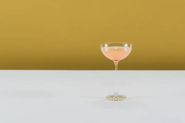 Glas Med Rosa Cocktail Nära Håll — Stockfoto