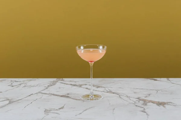 Vidro Com Cocktail Rosa Perto — Fotografia de Stock