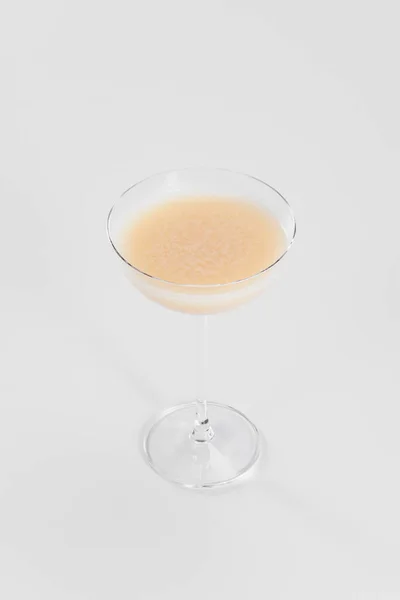 Vidro Com Cocktail Rosa Perto — Fotografia de Stock