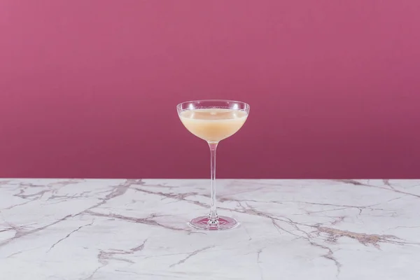 Szklanka Różowym Koktajlem Zbliżenie — Zdjęcie stockowe