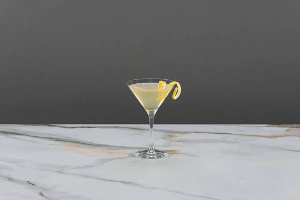 マルティーニをレモンとグラスで — ストック写真
