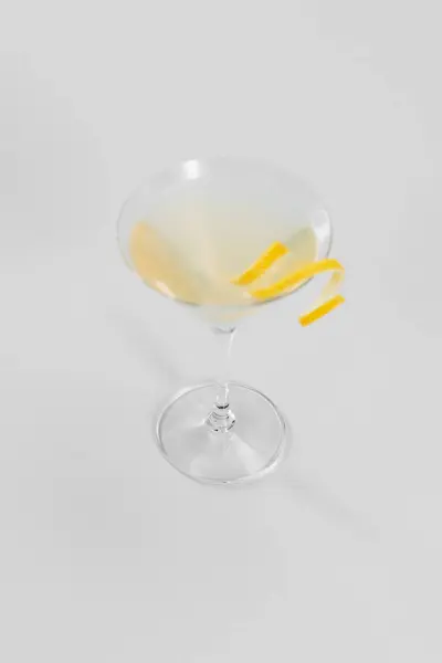 Martini Glas Mit Zitrone — Stockfoto