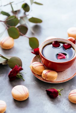 Kahve ve badem kurabiyesi. 