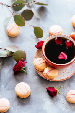 Kahve ve badem kurabiyesi. 