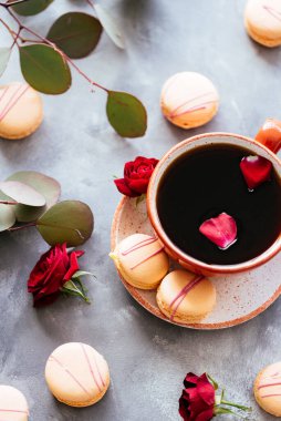 Kahve ve badem kurabiyesi. 