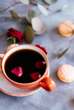 Kahve ve badem kurabiyesi. 